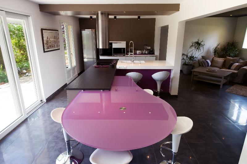 Skconcept : cuisine avec îlot, corian, granit et verre paris Cuisine avec table integree