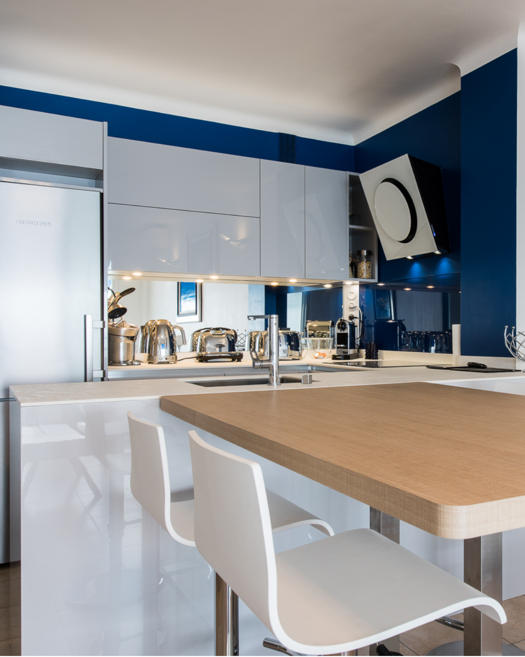 Cuisine haut de gamme avec îlot – aménagement sur-mesure par SK DESIGN
